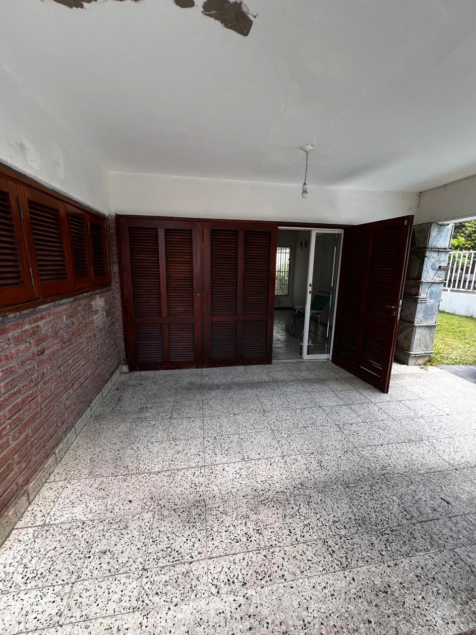 Casa 3 dormitorios con cochera y asador - foto 2