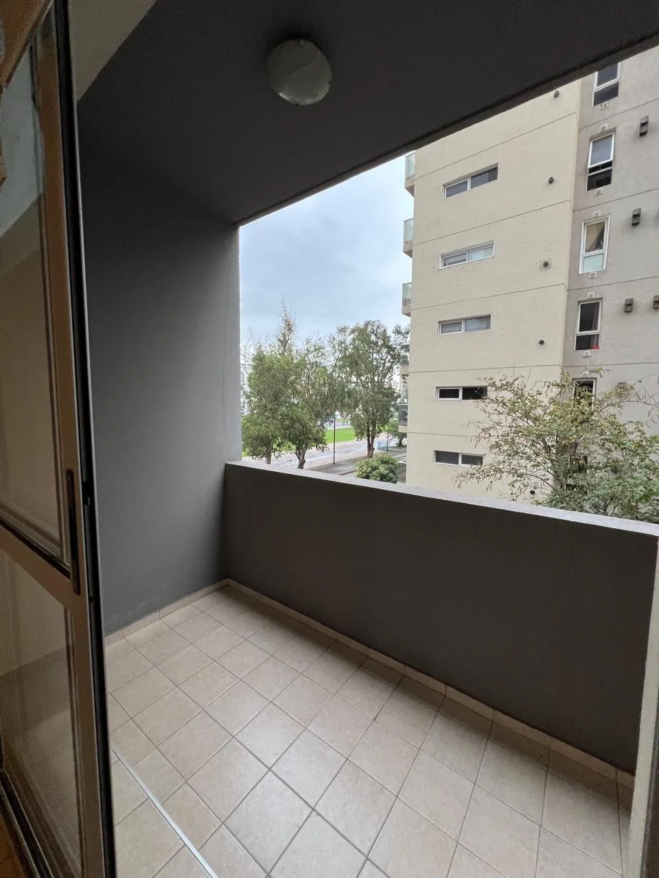 Departamento 2 dormitorios con balcón y cochera - foto 9