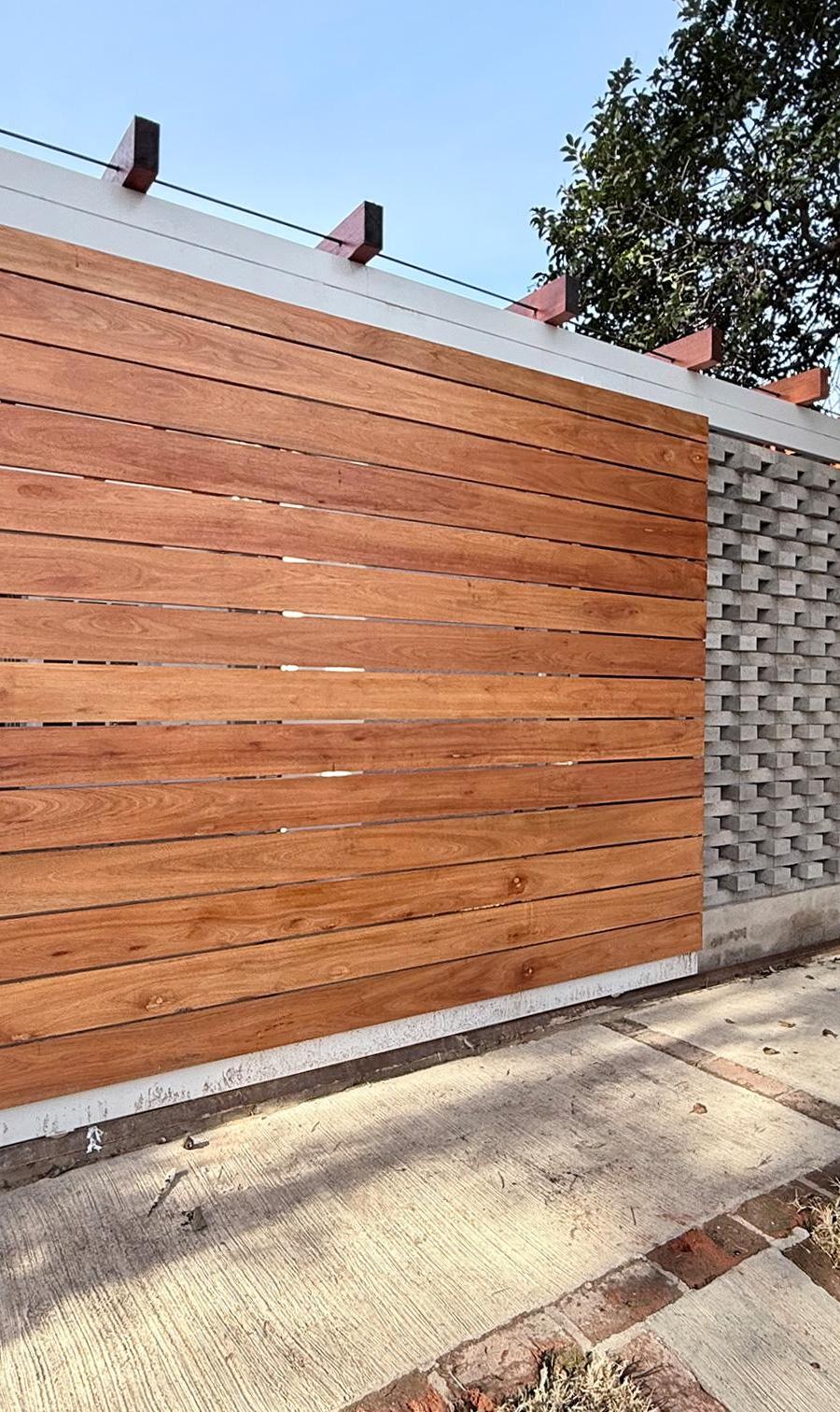 Casa totalmente reciclada de 2 dormitorios con cochera en Colinas del Cerro – foto 1