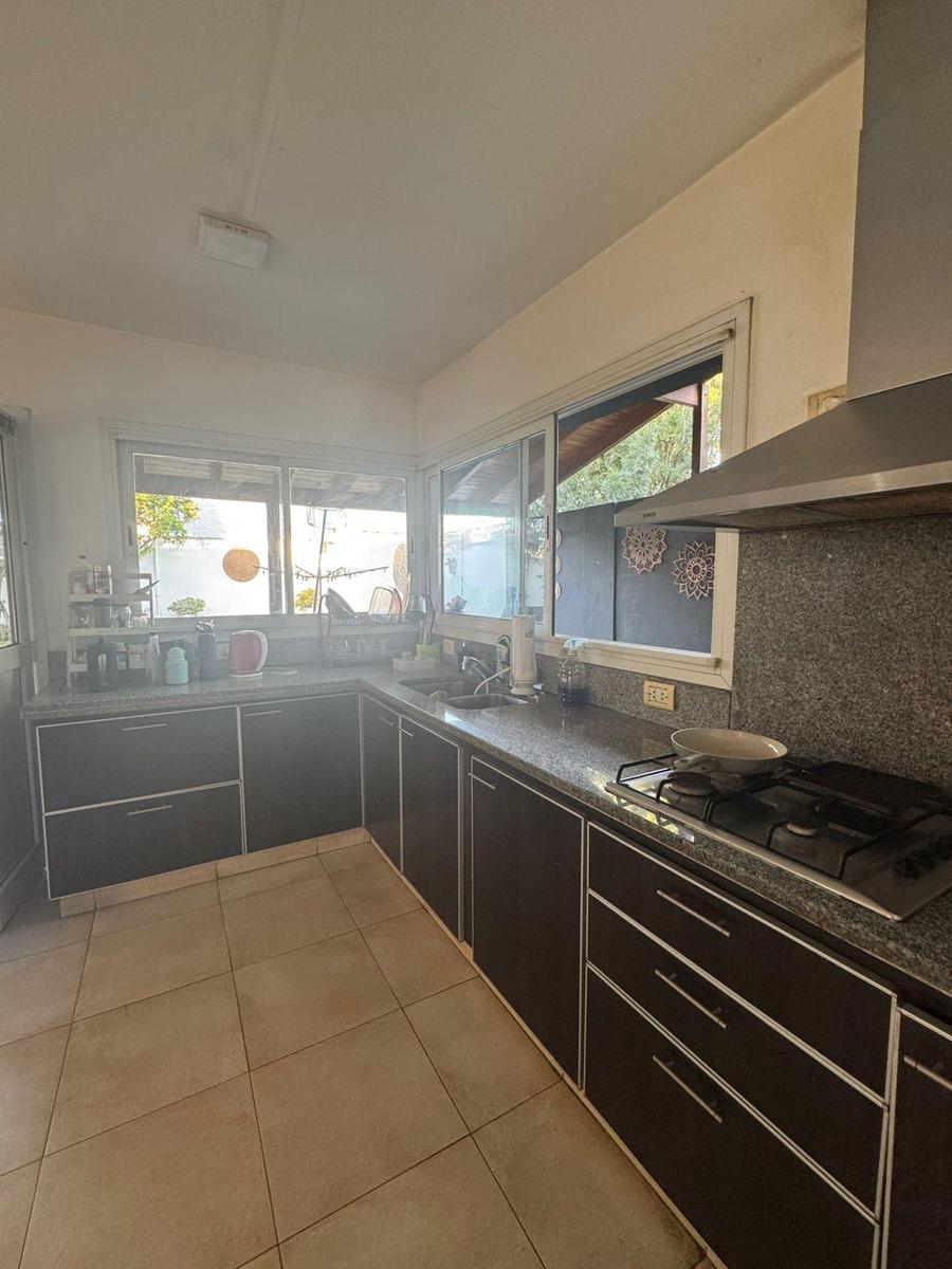 Casa a reciclar con 1323 m2 frente a plaza del Zorrilla en Cerro de Las Rosas – foto 4