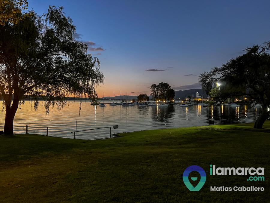 Sobre la costa en Carlos Paz, con seguridad 24 hs y rampa para embarcaciones – foto 24