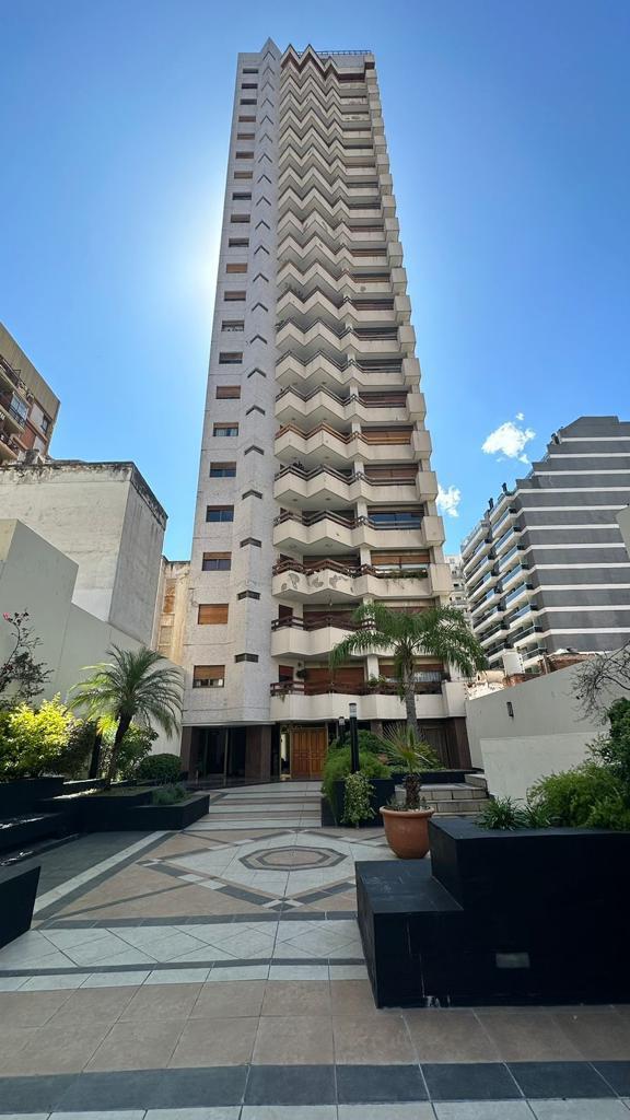 Piso entero en Nueva Córdoba de 3 dormitorios en suite mas dep de servicio 210 m2 – foto 1