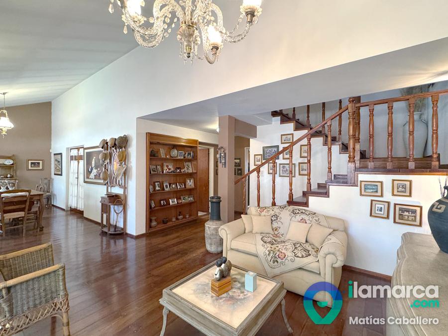 Casa en venta en Urca: 5 dormitorios, pileta y cochera doble – foto 2