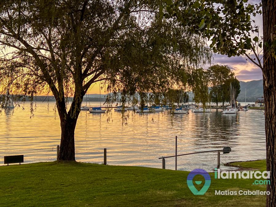 Sobre la costa en Carlos Paz, con seguridad 24 hs y rampa para embarcaciones – foto 1